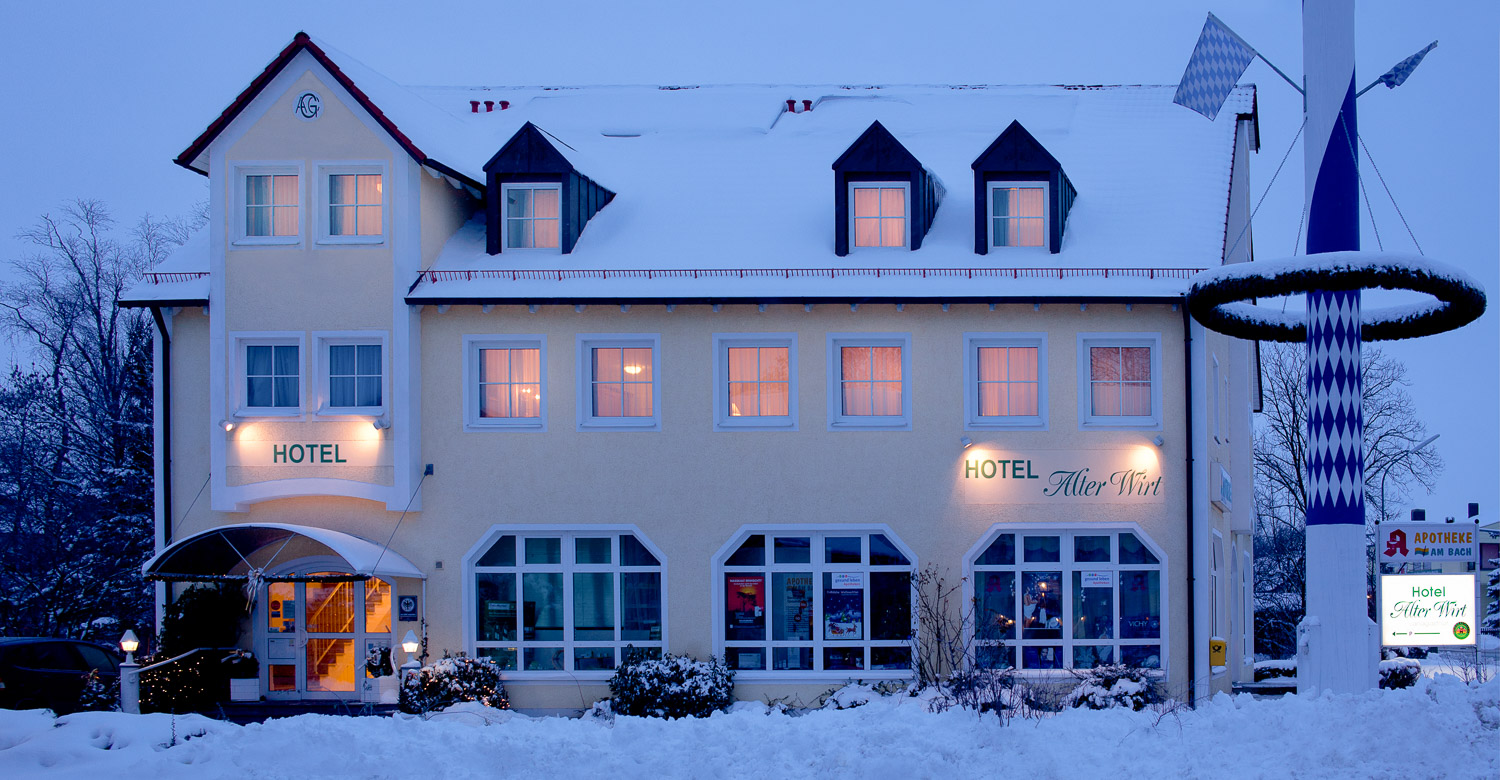 hotel im winter darker